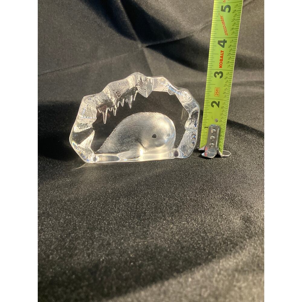 Mats Jonasson Sweden Baby Seal Lead Crystal Paperweight Scratches Back - Picture 9 of 11
